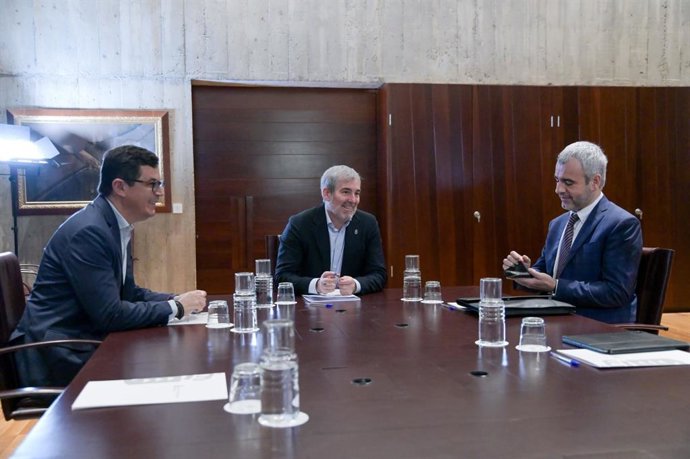 El consejero de Obras Públicas del Gobierno de Canarias, Pablo Rodríguez, el presidente del Gobierno de Canarias, Fernando Clavijo y el presidente de Aena, Maurici Lucena, en una reunión para abordar inversiones en los aeropuertos canarios