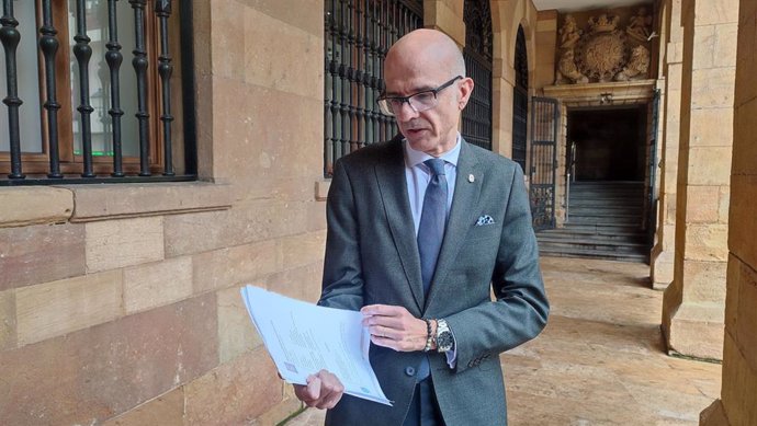 El concejal del PSOE de Oviedo Jorge García Monsalve, con la última sentencia que avala el traslado de la Escuela de Minas a Mieres.