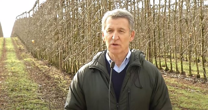 El líder del PP, Albert Núñez Feijóo, en una intervención ante los medios tras visitar una explotación agrícola de Nufri en Miralcamp (Lleida).