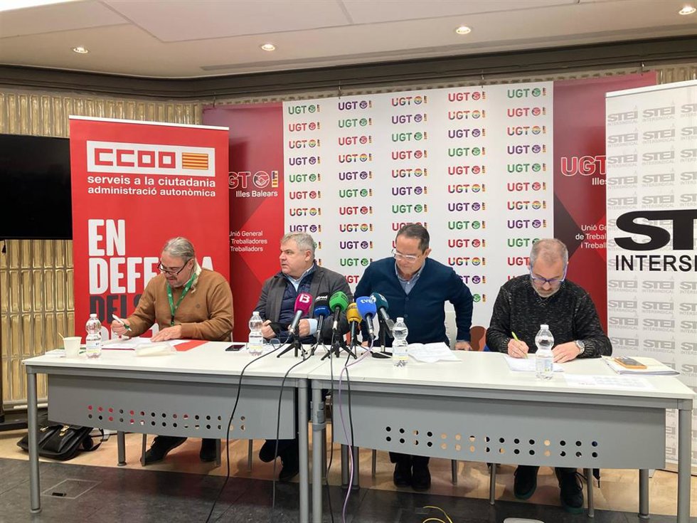 Representantes de CCOO, UGT, CSIF y STEI, este jueves en una rueda de prensa.