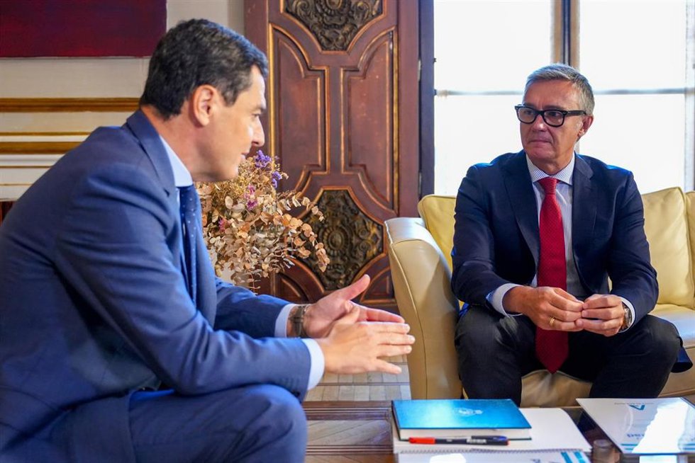 Archivo - El presidente de la Junta de Andalucía, Juanma Moreno, y el portavoz del Grupo Parlamentario Vox en Andalucía, ManuelGavira, en una imagen de septiembre de 2024.