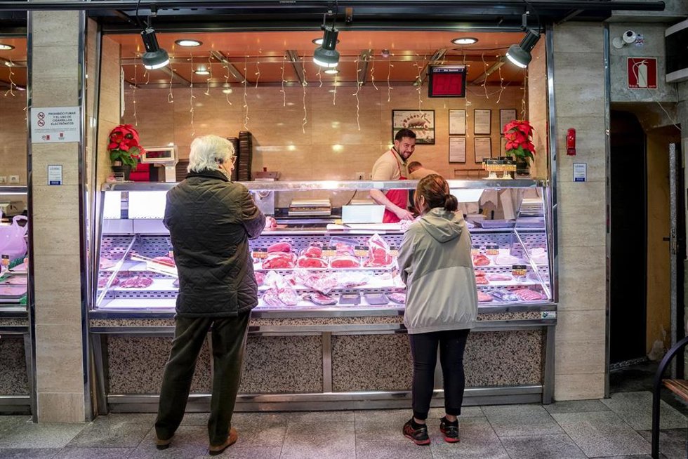 Archivo - Varias personas hacen compras de última hora en un mercado, a 31 de diciembre de 2024, 