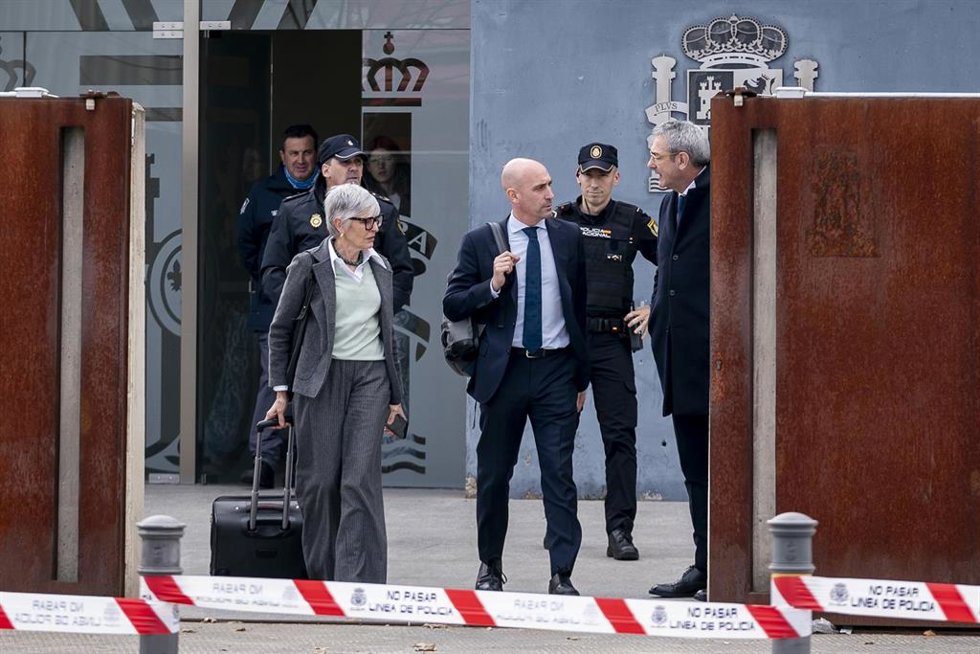 El expresidente de la Real Federación Española de Fútbol (RFEF) Luis Rubiales a la salida de la Audiencia Nacional, a 11 de febrero de 2025, en San Fernando de Henares, Madrid (España).