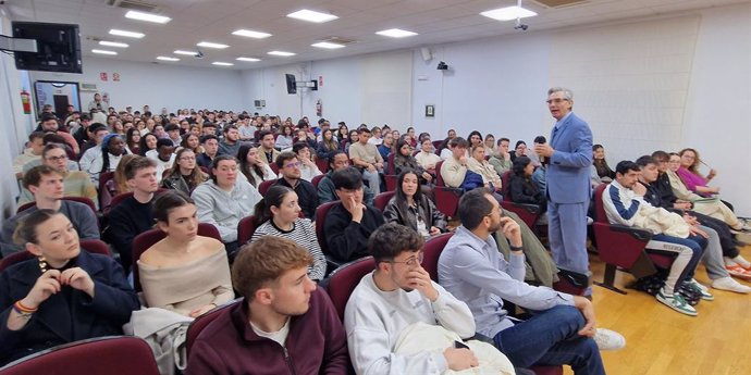 El vicerrector de Relaciones Internacionales y Comunicación de la UCAM, Pablo Blesa, explica a unos 200 estudiantes los programas de movilidad internacional