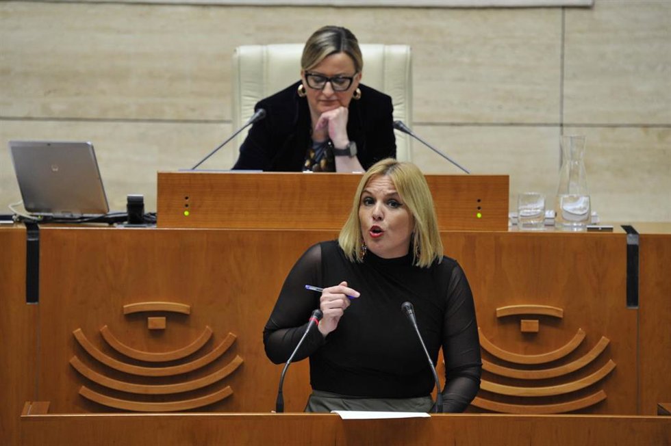 La consejera de Hacienda y Administración Pública, Elena Manzano, comparece en la Asamblea de Extremadura