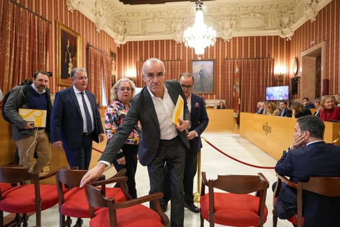 Los ediles de la oposición saliendo del pleno tras retirar el presidente la palabra a la concejala Susana Hornillo