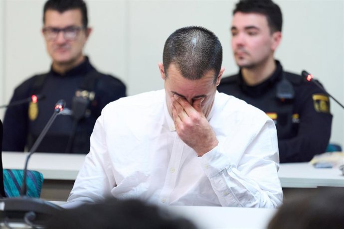 El acusado durante el juicio por matar a su pareja y bebé en Liaños de Villaescusa, a 10 de febrero de 2025, en Santander, Cantabria (España).  