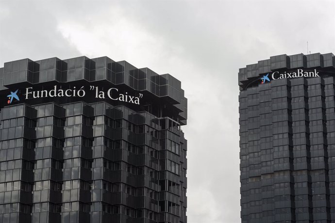 Archivo - Vista de la façana de les torres de CaixaBank a Barcelona