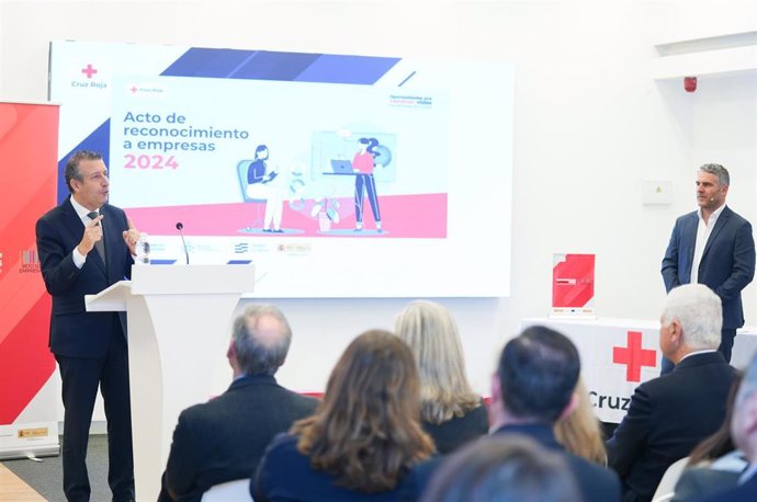 El presidente de la Diputación, Javier Fernández, participa en el acto de Cruz Roja de reconocimiento a 15 empresas de Sevilla por su compromiso con los colectivos vulnerables.