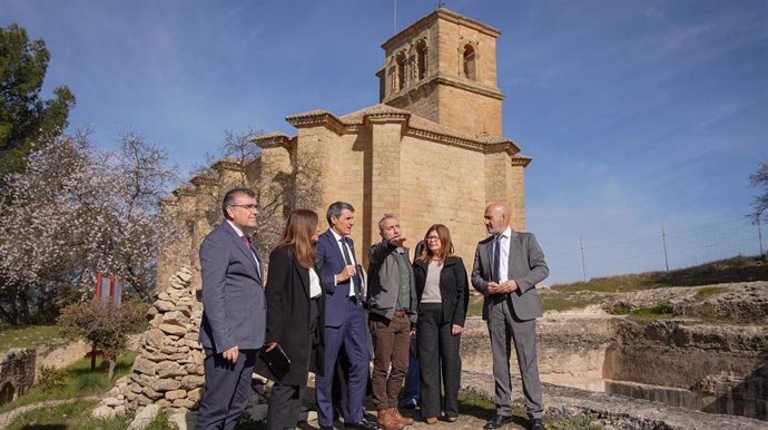 El delegado del Gobierno en Andalucía, Pedro Fernández, ha visitado los municipios de Montefrío e Íllora este jueves,