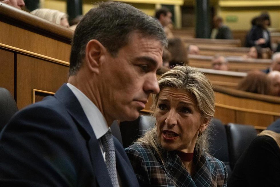 El presidente del Gobierno, Pedro Sánchez y la vicepresidenta segunda y ministra de Trabajo, Yolanda Díaz, durante una sesión de control, Congreso de los Diputados.