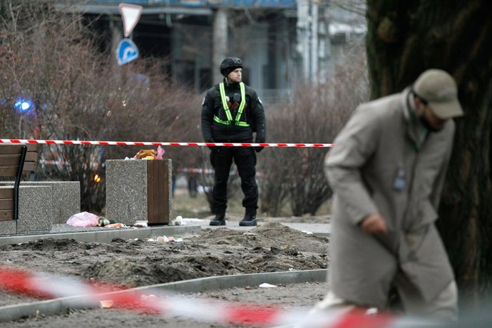 18 de janeiro de 2025, Kiev, Ucrânia: KYIV, UCRÂNIA - 18 DE JANEIRO DE 2025 - Um policial está no local de um ataque de míssil balístico russo no distrito de Shevchenkivskyi na manhã de sábado, em Kiev, capital da Ucrânia.