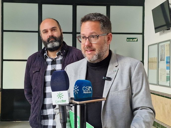 El portavoz de Adelante Andalucía, José Ignacio García, este jueves en declaraciones a los medios tras registrar la Proposición no de Ley.