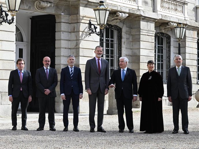 El Rey Felipe, el Duque de Alba y Joana Vasconcelos, entre otras autoridades, durante la inauguración de la exposición “Flamboyant. Joana Vasconcelos” de la Fundación Casa de Alba en el Palacio de Liria