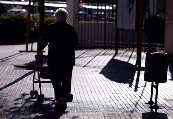 Archivo - Una persona camina con un andador, a 26 de diciembre de 2024, en Madrid (España). La revalorización supondrá un aumento de 600 euros anuales para las pensiones contributivas, y de 500 euros anuales para las pensiones medias. La subida de las pen