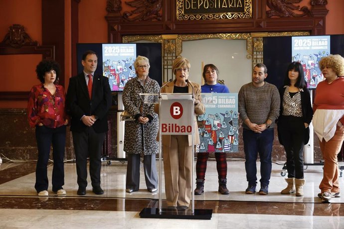 Itziar Urtasun junto al jurado del cartel del Carnaval y la ganadora, Elena Echevarria