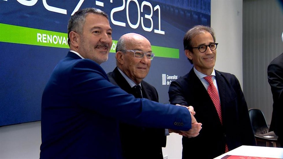 El conseller de Empresa y Trabajo de la Generalitat, Miquel Smper, el CEO de Dorna, Carmelo Ezpeleta, y el presidente de Fira Barcelona, Pau Relat, en la firma del acuerdo para tener MotoGP en el Circuit de Barcelona-Catalunya hasta 2031