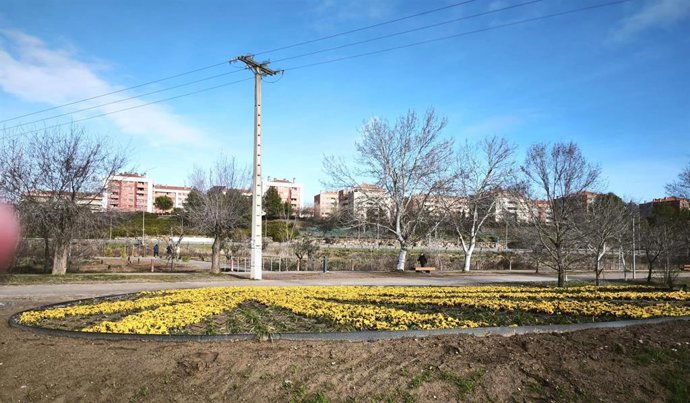 Imagen del Parque del Camino, al fondo, con la concha del peregrino de flores en primer plano
