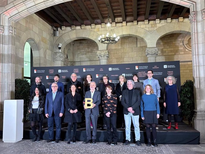 L'alcalde de Barcelona, Jaume Collboni, amb els regidors Jordi Valls i Xavier Marcé, en una foto conjunta amb els guardonats dels Premis Ciutat de Barcelona 2024