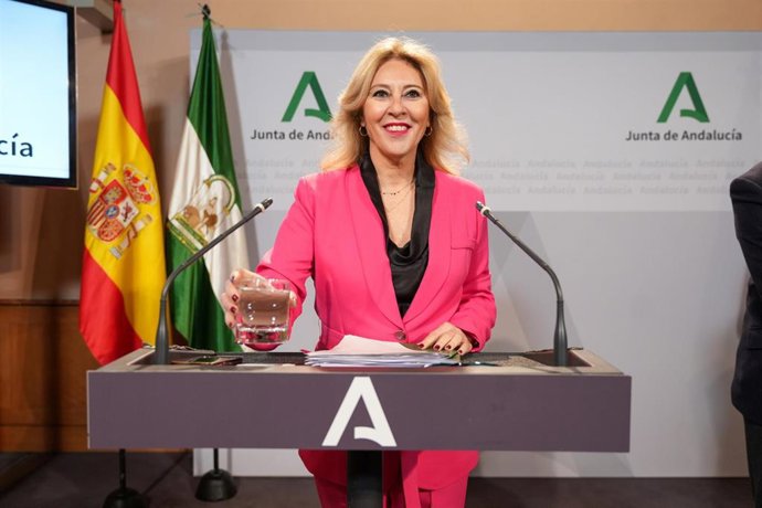 La consejera de Economía, Hacienda y Fondos Europeos y portavoz del Gobierno, Carolina España durante la rueda de prensa posterior al Consejo de Gobierno. (Foto de archivo del 11 de febrero de 2025).