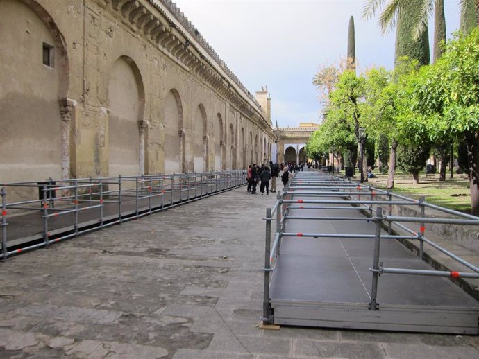 Archivo - Estructuras para los palcos en el Patio de los Naranjos de la Mezquita-Catedral.