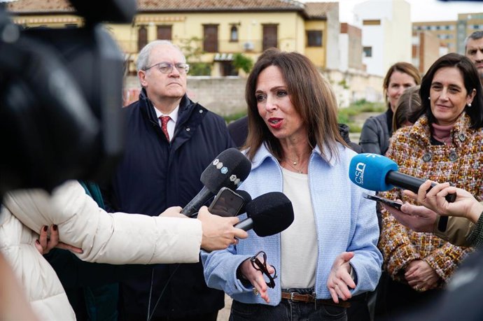 Archivo - La consejera de Fomento, Articulación del Territorio y Vivienda, Rocío Díaz, en una imagen de archivo de una atención a medios.