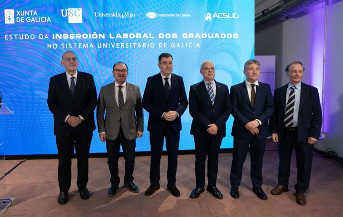 De izda a dcha: el rector de la UVigo, Manuel Reigosa, el de la USC, Antonio López, el conselleiro de Educación, Román Rodríguez, el presidente de la Acsug, Juan José Nieto, el rector de la UDC, Ricardo Cao, y el director de la Acsug, Eduardo López.
