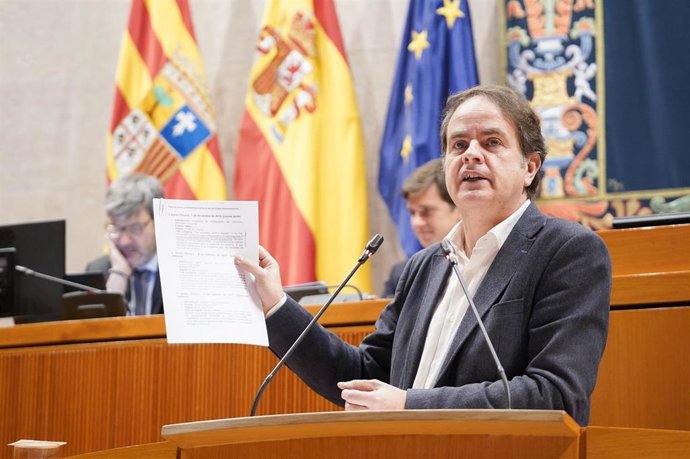 El consejero de Hacienda y Administración Pública del Gobierno de Aragón, Roberto Bermúdez de Castro, en la sesión plenaria de las Cortes de Aragón.
