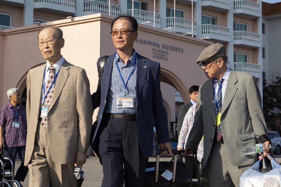 Archivo - Imagen de archivo de varios miembros de una familia separada por la Guerra de Corea. 