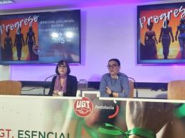 La secretaria de Igualdad, Juventud y Formación de UGT Andalucía, Raquel Serrano, junto Vera Martín, técnica de la secretaría, en rueda de prensa.