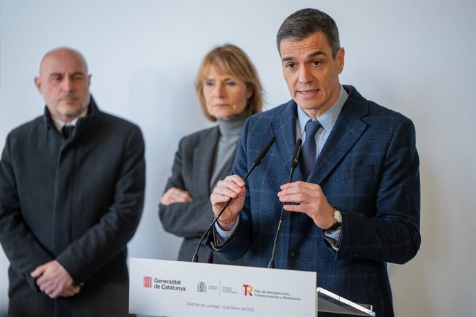 O presidente Pedro Sánchez em um conjunto habitacional em Sant Boi de Llobregat (Barcelona).