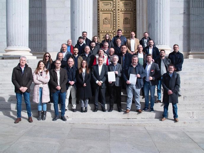 La alcaldesa de Rivas, Aída Castillejo, el portavoz parlamentario de IU, Enrique Santiago, y el diputado de Sumar, Carlos Martín, junto a varios regidores de IU antes de registrar una carta y una iniciativa en el Congreso.