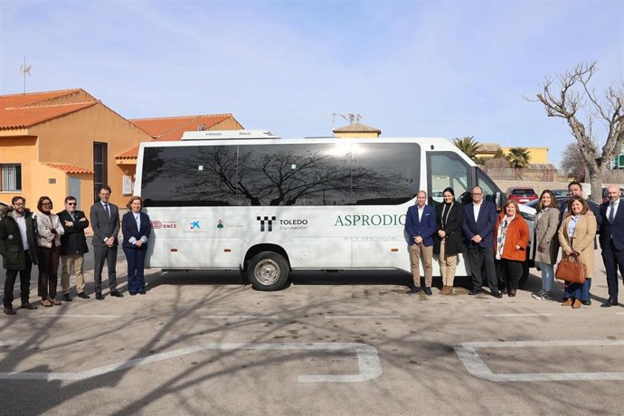 La presidenta de la Diputación de Toledo, Concepción Cedillo, y el vicepresidente segundo, Daniel Arias, junto al autobús adaptado de Asprodiq.