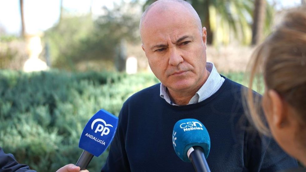 El vicesecretario de Agricultura, Pesca, Agua y Desarrollo Rural del PP de Andalucía, José Carlos Álvarez, en declaraciones a los medios.