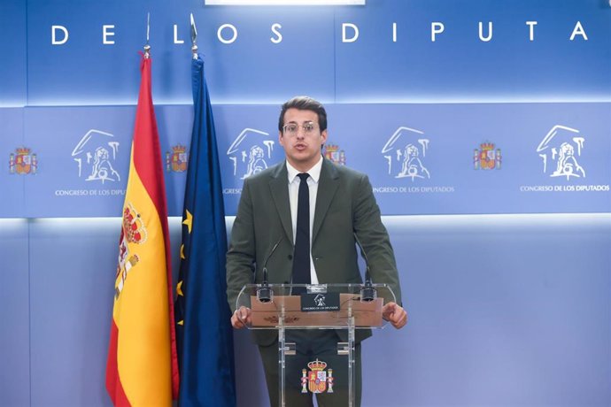 Archivo - El diputado de Sumar Jorge Pueyo durante una rueda de prensa en el Congreso de los Diputados.