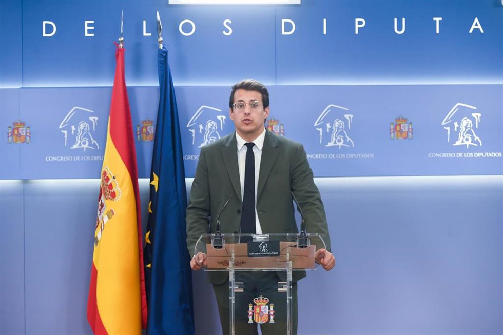 Archivo - El diputado de Sumar Jorge Pueyo durante una rueda de prensa en el Congreso de los Diputados.