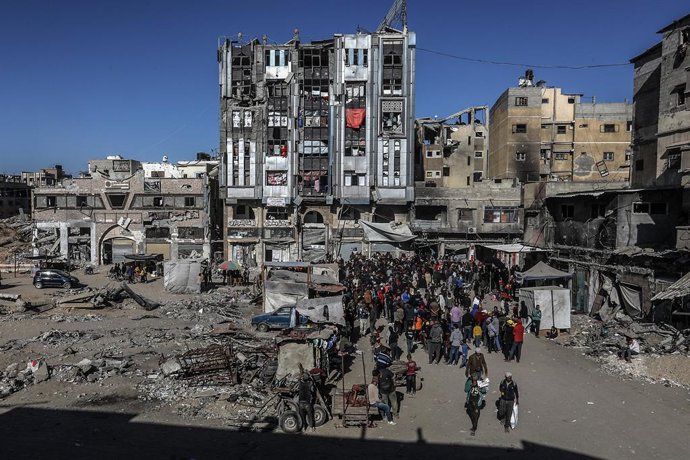 Archivo - Arquivo - Imagem de arquivo de dezenas de pessoas desabrigadas em Khan Younis, Gaza.