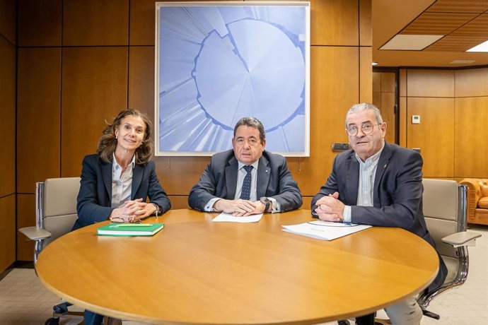 Liliana Valdés, Responsable De Instituciones En Caja Rural De Asturias; Fernando Martínez, Presidente De Caja Rural De Asturias Y Bernardo Sopeña, Presidente Fundación Banco De Alimentos.