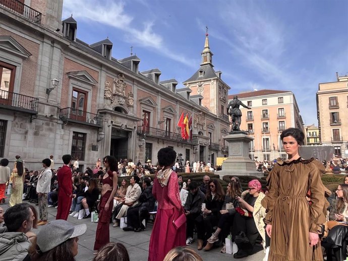 Madrid es Moda presenta el primer desfile de la Semana de la Moda 2025 con un desfile en la Plaza de la Villa