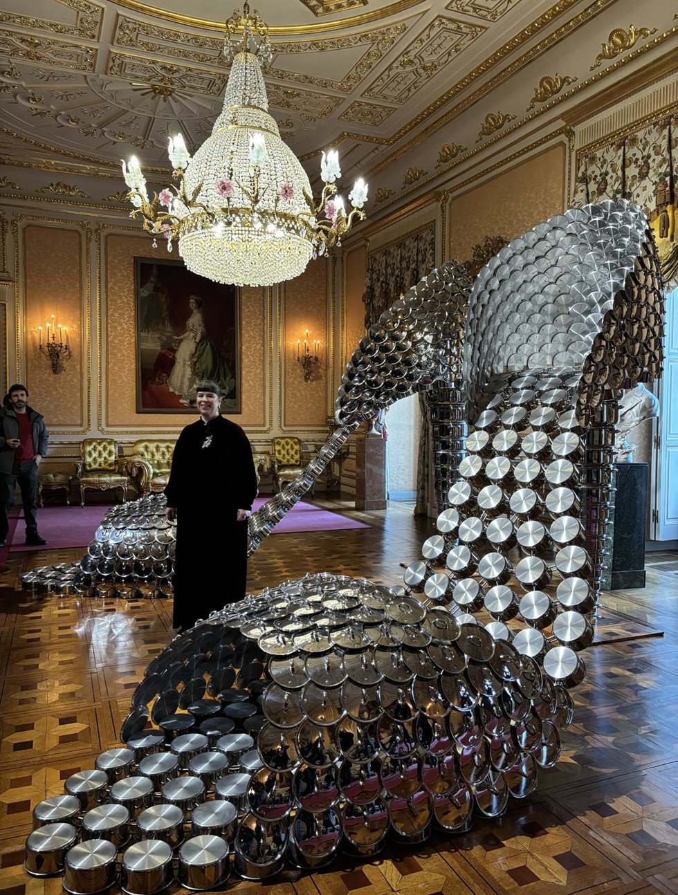 La artista Joana Vasconcelos posa con una de sus instalaciones 'Marilyn' (2011) en el Palacio de Liria de Madrid