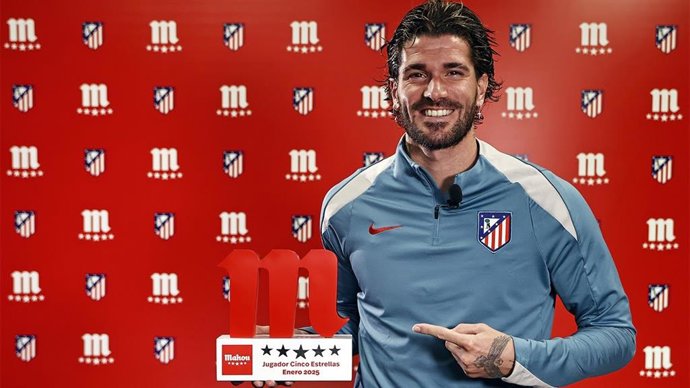 El centrocampista argentino del Atlético de Madrid Rodrigo De Paul con el premio 'Jugador cinco estrellas del mes de enero'.