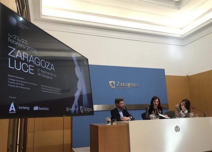 La consejera municipal de Cultura, Educación y Turismo, Sara Fernández, junto al delegado de Iberdrola en Aragón, Alfredo del Tiempo, han presentado las novedades virtuales del Festival Zaragoza Luce