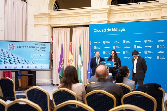 La edil de Innovación, Digitalización y Captación de Inversiones, Alicia Izquierdo; el vicerrector de Emprendimiento de la UMA, Juan Carlos Rubio, y el director de la Cátedra de Emprendimiento Sostenible de la UMA, Rafael Ventura.