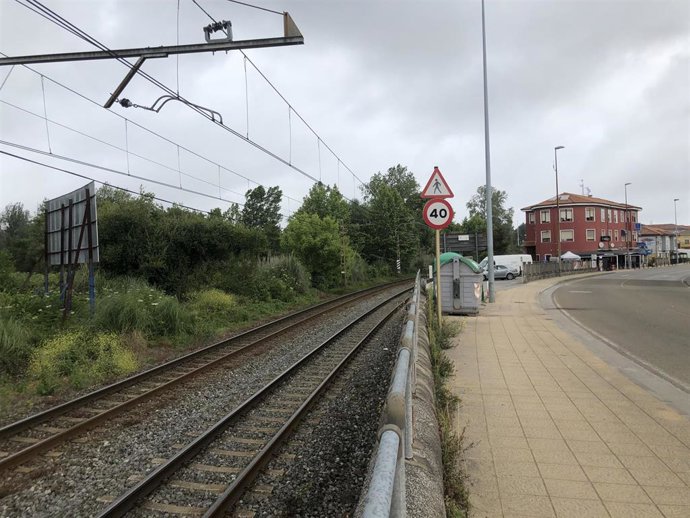 Archivo - Vía de tren en Torrelavega