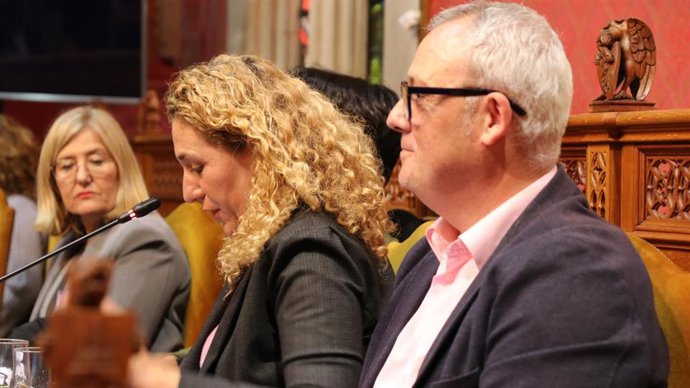 La portavoz adjunta de MÉS per Mallorca en el Consell de Mallorca, Catalina Inés Perelló, y el portavoz de MÉS per Mallorca, Jaume Alzamora.