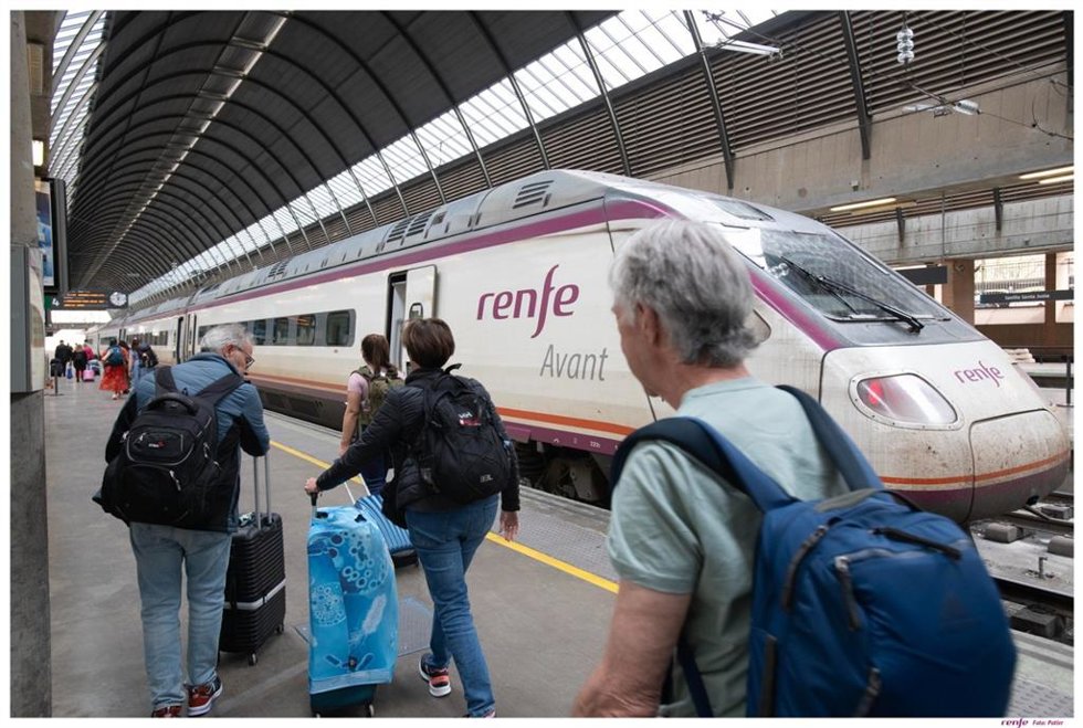 Imagen de un tren Avant de Renfe en Sevilla.