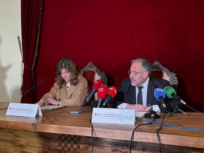 La rectora de la ULE y el presidente de la Fundación Castilla y León este jueves en la presentación de la Cátedra de Parlamentarismo