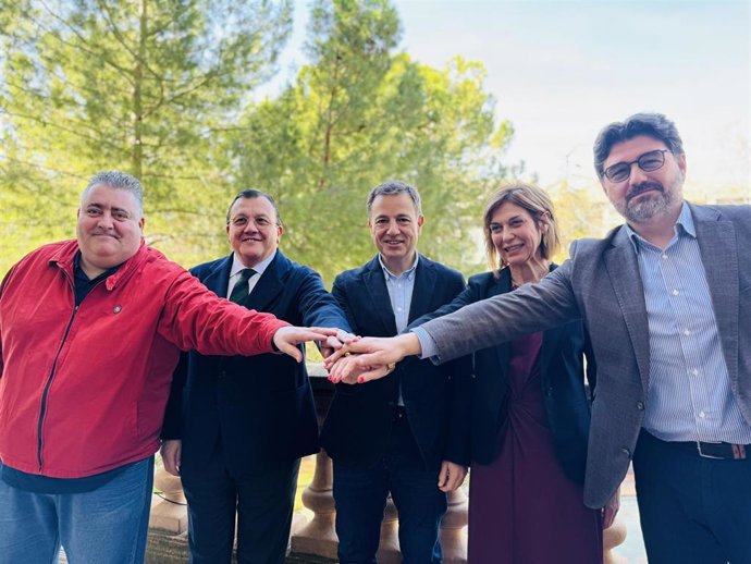 Firma del acuerdo extraestatutario entre Comité de Empresa y la UTE concesionaria del transporte urbano de Albacete.