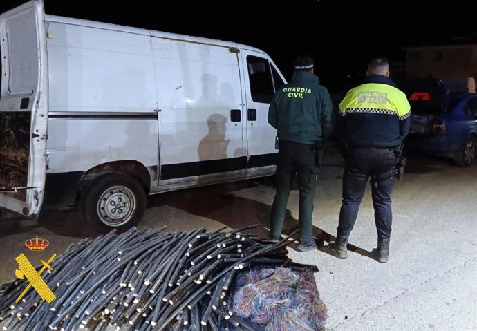 Agentes de la Guardia Civil junto a la furgoneta y el material incautado en Huércal-Overa (Almería).