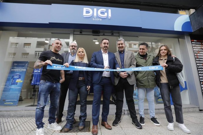 Inauguración de la primera tienda DIGI en Oviedo.